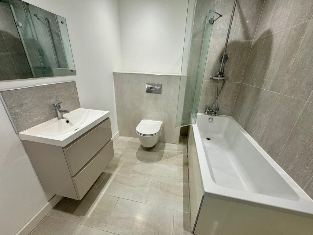 Lot: 59 - TWO-BEDROOM END-TERRACE HOUSE - Bathroom